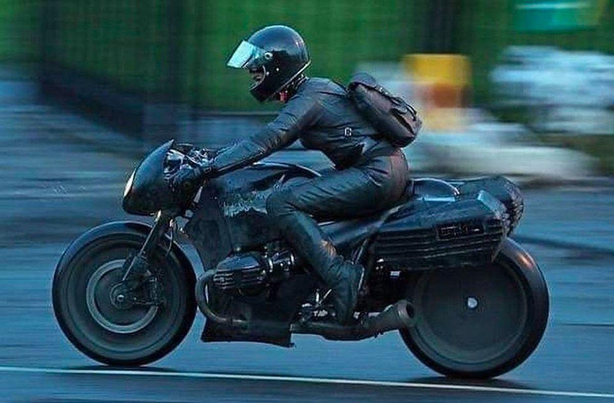 Odia Anzai prueba Catwoman se mueve en una BMW R NineT muy especial | Moto1Pro