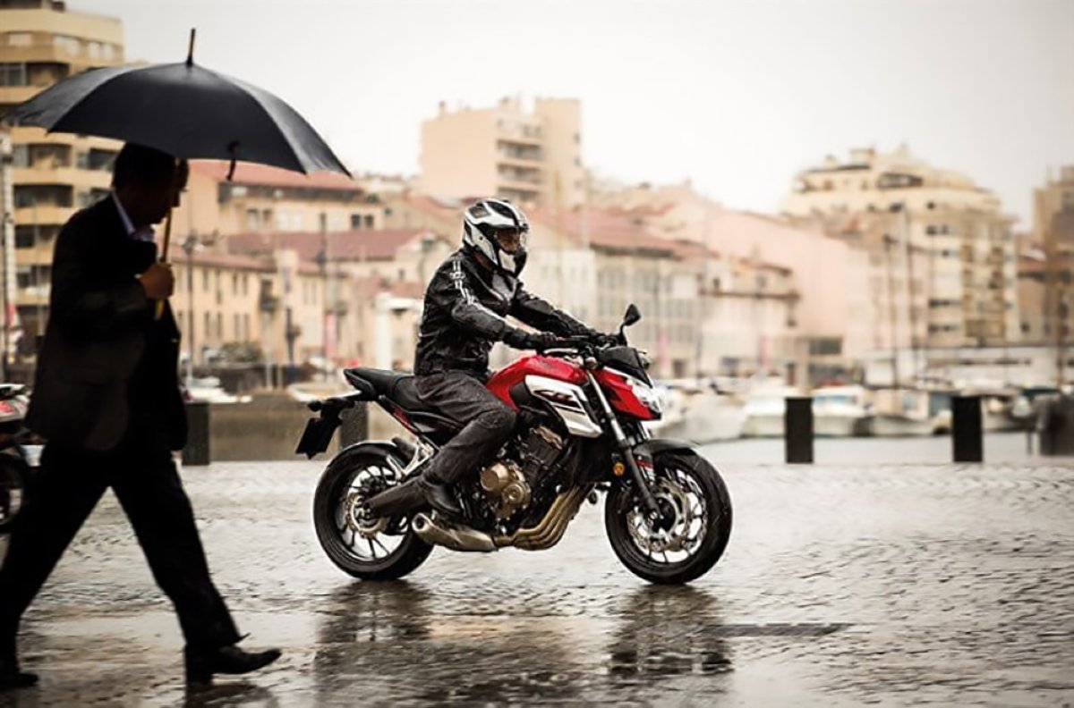 8 consejos para no mojarte en moto con lluvia | Moto1Pro