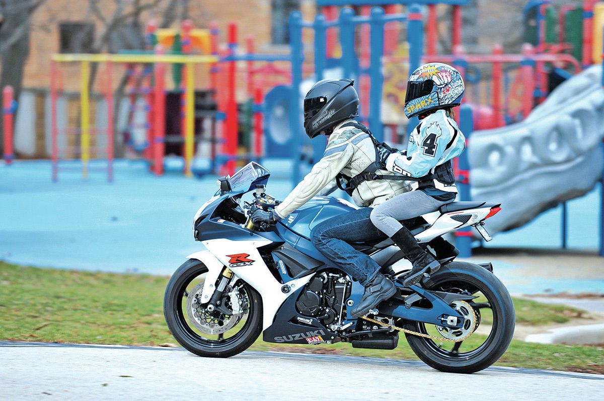 Los niños: ¿Pasajeros en moto? | Moto1Pro