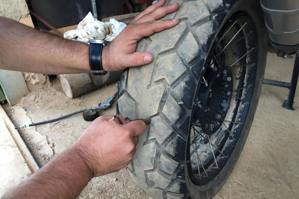 Es efectivo el spray repara pinchazos en el motociclismo? - Kmoto