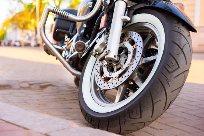 ▷ Como reparar un pinchazo en moto ▷ Espuma, parche y opciones