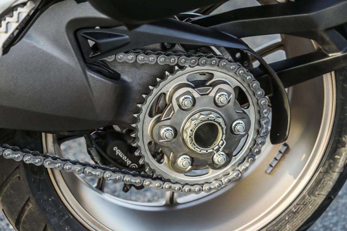 Goneryl Tres Hacia abajo Cambiar la cadena de la moto: medidas y calidades | Moto1Pro